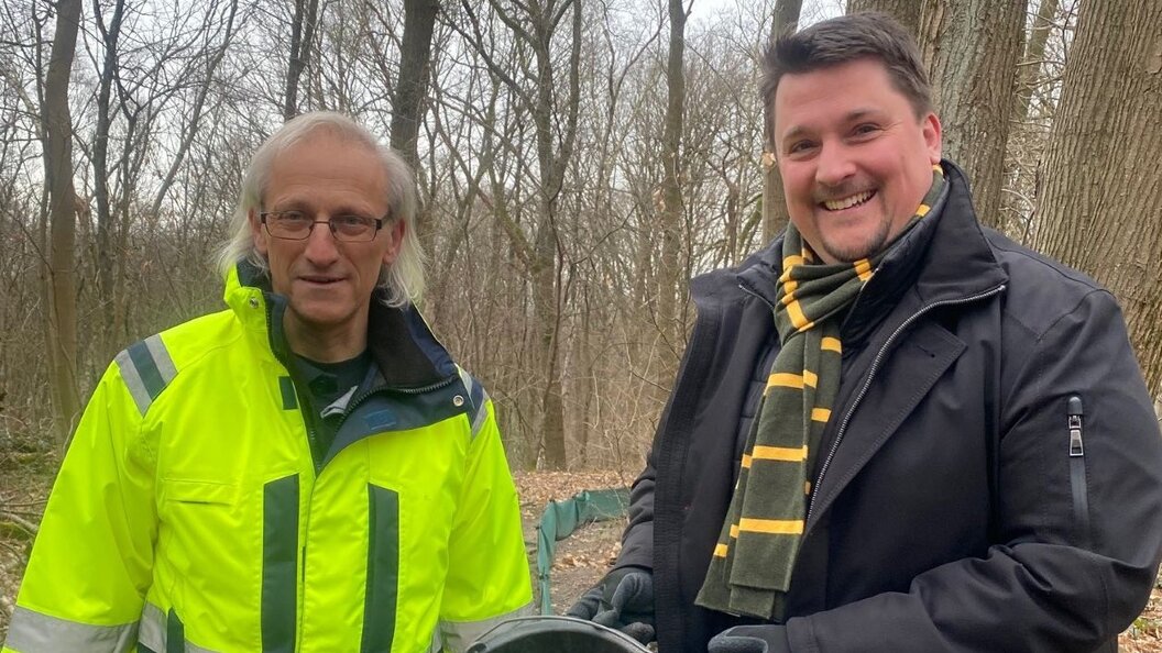 aaaaBürgermeister_Biber_und_Dr_Bendl_vom_Umweltamt_mit_Kröten_3klein