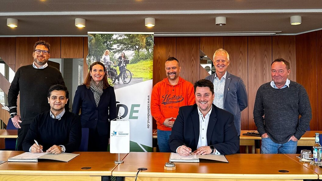 aaVertragsunterzeichnungklein