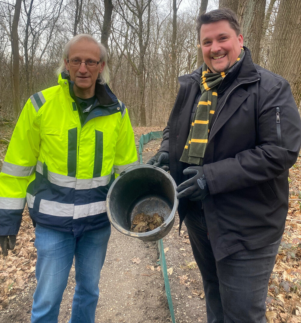 Bürgermeister_Biber_und_Dr_Bendl_vom_Umweltamt_mit_Kröten_3