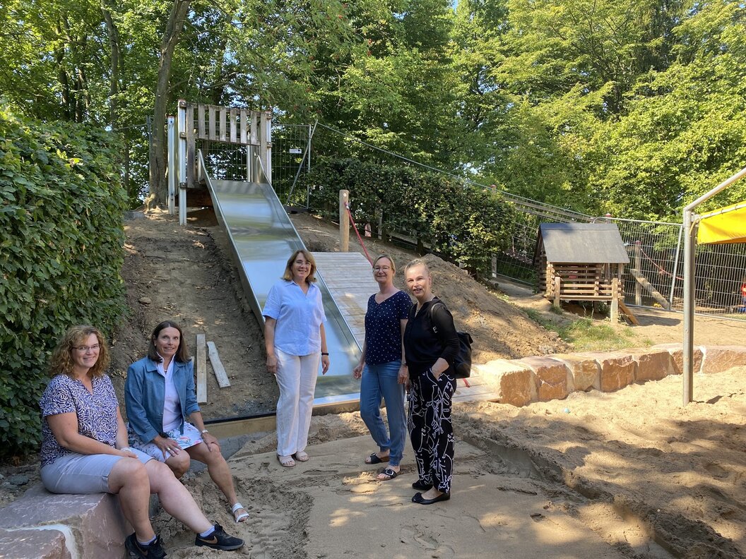 Kita_Flachtenstraße_Besichtigug_Umbau_Spielplatz_2022_Gaspers_Streeck_Neuer_Kita_Leitung_1