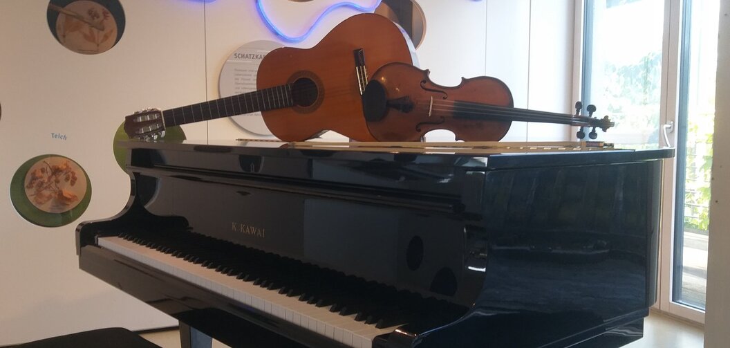 klavier-violine-gitarre-im-fischereimuseum