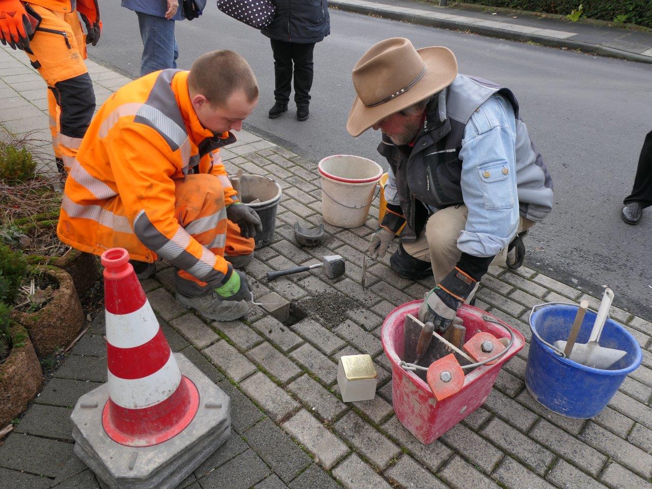 Presse_Stolpersteine_Anton_und_Philipp_Hamacher_und_Gertrud_Brenner_Jablonski_Demnig_Stationsweg_Nordstraße__105_