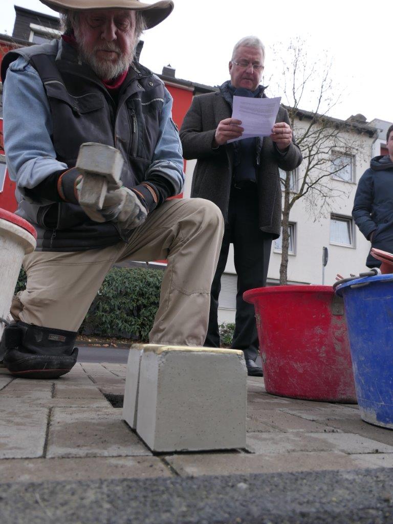 Presse_Stolpersteine_Anton_und_Philipp_Hamacher_und_Gertrud_Brenner_Jablonski_Demnig_Stationsweg_Nordstraße__42_