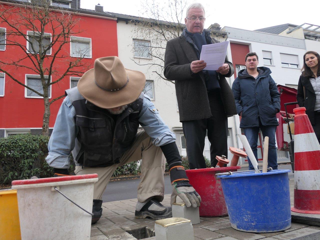 Presse_Stolpersteine_Anton_und_Philipp_Hamacher_und_Gertrud_Brenner_Jablonski_Demnig_Stationsweg_Nordstraße__53_