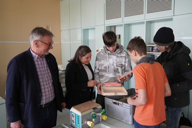 Pressebild-Gymnasium-zum-Altenforst---Übergabe-Klimakoffer_klein