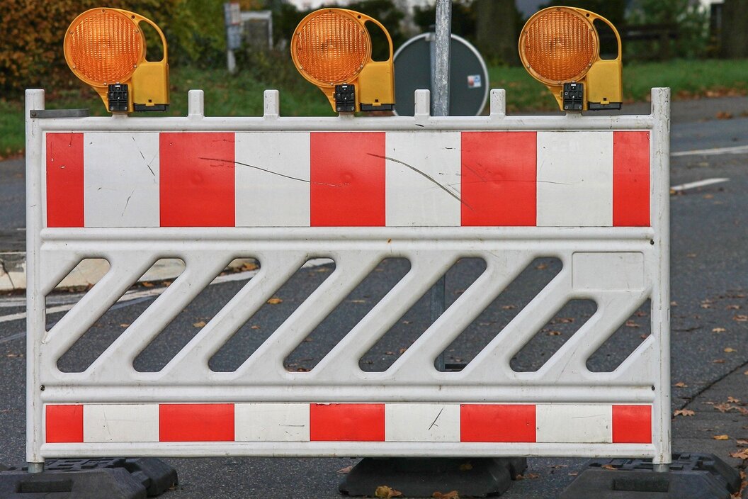 roadblock-g23fa1fe7d_1920