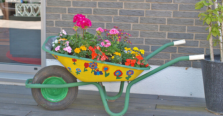 Bepflanzte Schubkarre bei Fußboden Orth