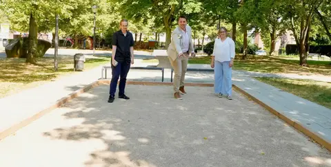 Bürgermeister Alexander Biber testet den neuen Bouleplatz.