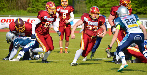Trotz Fumble wieder ein bärenstärkes Spiel für Fullback Niklas Hornen (mit Ball). Foto: Nick Jungnitsch.