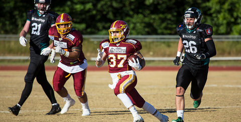 Niko Nikolakopoulos mit seinem ersten Touchdown im Herrenbereich der Jets (Foto: Richard Welde).