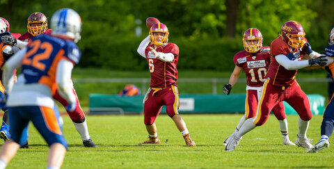 Das Spiel Elmshorn wird zum Familienbesuch für Jets-Quarterback Jannik Nowak #6 (Foto: Daniel Schäfer – DAS Sportfoto).