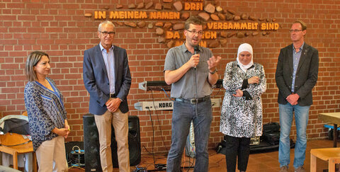 Die Veranstalter und der stellv. Bürgermeister Eich begrüßen die Teilnehmer; die Facebook-Redak­ teurin­nen Alghabra und Merhej sorgen für Übersetzungen