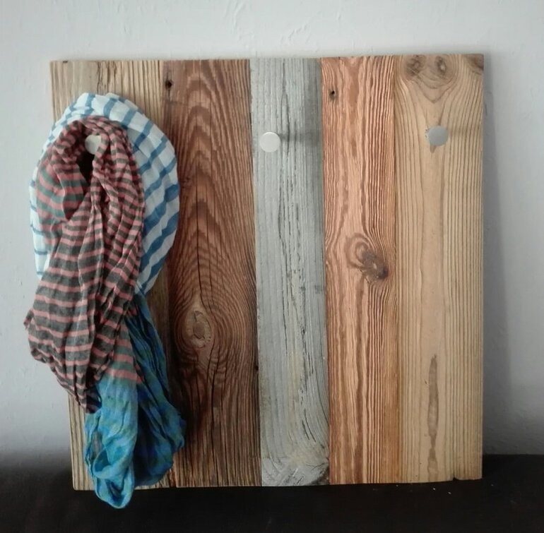 Garderopaneel aus Altholz 