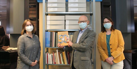 Die HGT-Vorstandsmitglieder Beate von Berg, Claus Chrispeels und Antje Winter (von links) freuen sich über den großen Erfolg des Troisdorfer Jahresheftes 2020.