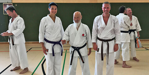 Vor der Prüfung: Begrüßung durch Großmeister Hideo Ochi. (vl) Juliane Schmitz, Hideo Ochi, Markus Schmitz.