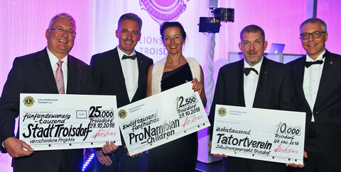 Foto v. l.: Bürgermeister Klaus Werner Jablonski. Lions-Präsident Holger Hürten, Dr. Anja Huppertz, Dietmar Bär und Markus Havermann