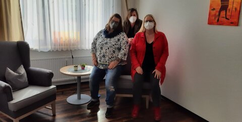 Sabine Rottländer (Einrichtungsleitung Nobilis), Jennifer Kronmüller (Pflegedienstleitung Nobilis) Claudia Schmorl (Stadtportal Troisdorf.City) im Gemeinschaftsraum der WG.
