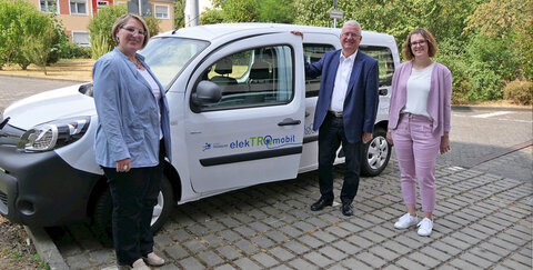 Bürgermeister Klaus-Werner Jablonski fuhr den Renault Kangoo Probe. Zusammen mit den verantwortlichen städtischen Mitarbeiterinnen freut er sich über den klimafreundlichen Zuwachs im städtischen Fuhrpark. 
