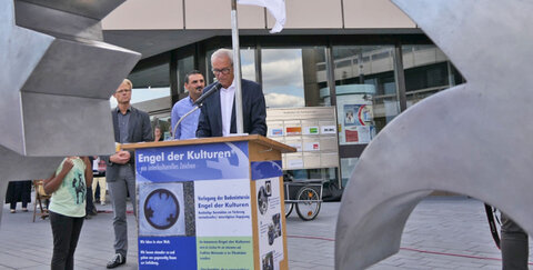 Der stellvertretende Bürgermeister Rudolf Eich äußerte Sorge, über die spaltenden Tendenzen unserer Zeit, verwies zugleich aber auf das traditionell gute Miteinander von Menschen unterschiedlicher Herkunft in Troisdorf.