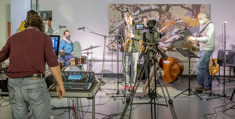 Die Hausband der Jazz-Session um Kunsthaus Troisdorf, bestehend aus Christian Oschem (Gitarre) und  Christoph Freier (Schlagzeug) verstärkt durch Fritz Roppel (Bass) und Olaf Heße am Saxophon, im Livestream.