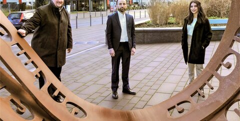 Gratulation zur Wahl: v.l. Bürgermeister Alexander Biber, Salih Ünal und Türkey Ceyhan am Kunstwerk „Begegnung“ vor dem Rathaus.