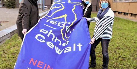 Ein Zeichen gegen Gewalt an Frauen: v.l. Bürgermeister Alexander Biber hisste zusammen mit Petra Römer-Westarp und Karin Lapke-Fernholz die Flagge vor dem Rathaus.