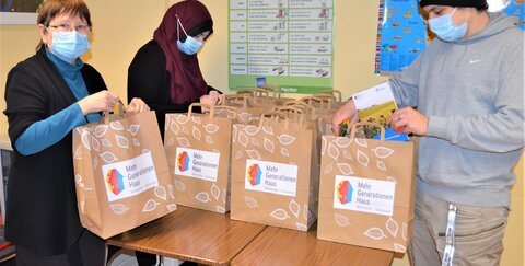 Im Mehrgenerationenhaus werden Pakete gepackt, die Mut machen und Kontakte sichern sollen.