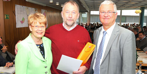 Übergabe in der Ratssitzung: v.l. Vize-Bürgermeisterin Gisela Günther, neuer Ortsvorsteher Wolfgang Högemann und Bürgermeister Klaus-Werner Jablonski