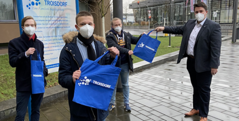 Bürgermeister Alexander Biber (r.) und Vertreter der politischen Jugendorganisationen (v. l.):   Ron Jascha Marner, Justin Lemmer und Niels Plugge 