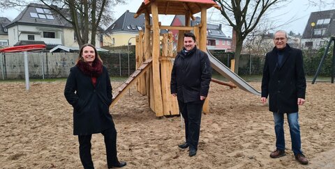 Ortsvorsteher Rudi Eich, Beigeordnete Tanja Gaspers und Bürgermeister Alexander Biber auf dem Spielplatz Mozartstraße in Troisdorf-West.