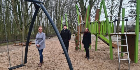 Die Stadt Troisdorf hat neue Spielgeräte u. a. auf Spielplätzen in Altenrath (Längsbroich) und Auf dem Axberg in Müllekoven aufgestellt. 