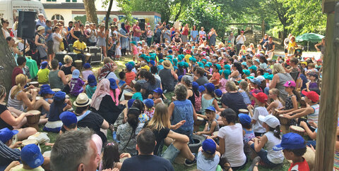 Mit großer Freude folgten die Kinder den Anleitungen von Fara Diouf auf der Spielwiese der Kita Robert-Müller-Platz. Bild: Stadt Troisdorf