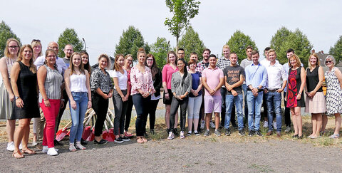Nach getaner Pflanzarbeit: Die 20 neuen Auszubildenden der Stadtverwaltung mit v.r. Marion Oestermann, Lisa Broich und Heike Linnhoff.