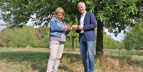 Frau Ulrike Tesch und Herr Walter Schaaf an einem Apfelbaum auf der Hornswiese in Eschmar.