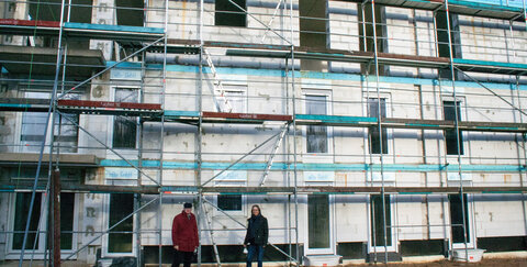 Susan Cimera-Busch (Rotary-Präsidentin) und Friedrich Ploeger (Rotary-Projektbeauftragter) verschafften sich jetzt einen aktuellen Eindruck vom Baufortschritt des neuen Frauen- und Kinderschutz-Hauses. (Foto: wed)