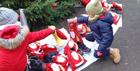 Ein dekorierter Weihnachtsbaum sorgte für adventliche Stimmung. Die Kinder aus der Wohnanlage von Sahle Wohnen an der Mendener Straße aber freuten sich vor allem über die gut gefüllten süßen Nikolaus-Gruß-Säckchen.