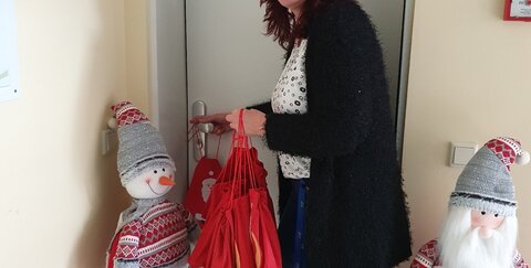 Süße Weihnachtsfreude für die Mieter: Jede Weihnachtstüte, die von Sahle Wohnen-Kundenbetreuerin Isabel Nolden an die Wohnungstür gehängt wurde, enthielt einen Schoko-Nikolaus, Nüsse, Mandarinen und süße Überraschungen.   