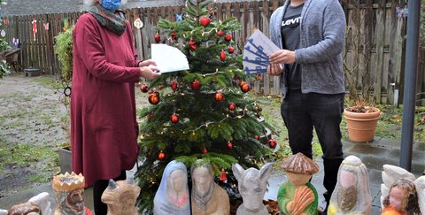Gutscheine, die helfen: Claudia Hoffmann und Gottfried Scheller am Mehrgenerationenhaus.