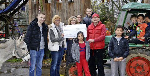 Angelika Zeissler, TroCard-Projektleiterin der Stadtwerke Troisdorf, und Claudia Siegmund, Inhaberin der Bäckerei Eich, überreichen den Spendenscheck in Höhe von 650 Euro an Dieter Küpper, Leiter des Abenteuerspielplatzes Friedrich-Wilhelms-Hütte e.V. (v.l.n.r.).
