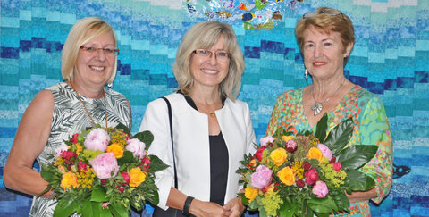Ein gelungener Abend – Geschäftsführerin Andrea Vogt mit den beiden Künstlerinnen Mechthild Hartmann-Schäfers (l.) und Anne Bölling-Ahrens (r.)