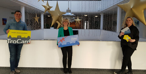 TroCard-Projektleiter Gottfried Scheller, Stadtwerke-Geschäftsführerin Andrea Vogt und die Leiterin der Unternehmenskommunikation Daniela Simon setzen mit der groß angelegten TroCard-Weihnachtsaktion ein Zeichen – die Stadtwerke unterstützten in der momentanen Krise gezielt sowohl den Einzelhandel in Troisdorf als auch die #localshopper.