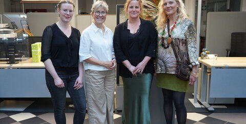 (v.l.n.r.) Gemeinsam eröffneten sie die Ausstellung ‚Im Licht betrachtet‘ im Foyer der Stadtwerke Troisdorf: Kunsthistorikerin Charlotte Enz führte in die Werke ein, Stadtwerke-Geschäftsführerin Andrea Vogt begrüßte die Gäste und die beiden Künstlerinnen Rebekka Lewe und Alexandra Birschmann präsentierten ihre Arbeiten – von Porträts mit Naturmaterialien bis zu abstrahierten Alltagswelten. Die Ausstellung ist bis zum 20. August 2025 in der Stadtwerke-Galerie zu sehen.