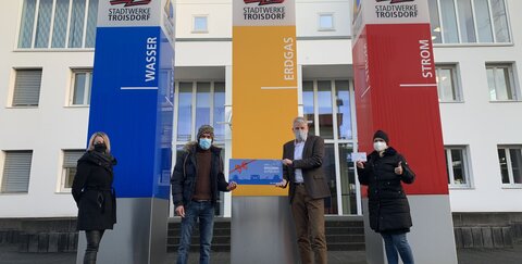 Die Stadtwerke Troisdorf unterstützen den Verein „Troisdorf hilft“ mit 500 Euro. Stadtwerke-Geschäftsführer Michael Roelofs (3.v.l.) hat den Stadtgutschein an die Vereinsmitglieder Esther Senol, Kadir Sucuoglu und Nadine Meurer übergeben.