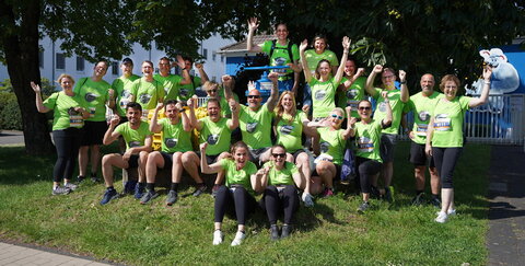 Bewegung trifft auf Benefiz: 28 Mitarbeiterinnen und Mitarbeiter der Stadtwerke Troisdorf stellten sich der sportlichen Herausforderung und liefen beim diesjährigen Bonner Firmenlauf für den guten Zweck