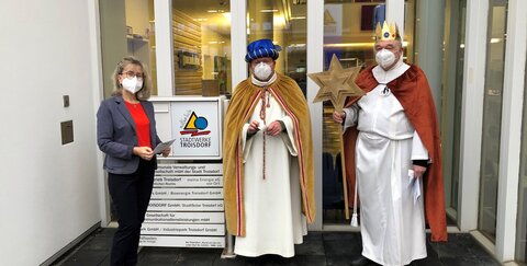 Andrea Vogt, Geschäftsführerin der Stadtwerke Troisdorf (links), empfing die Sternsinger-Vertreter Friedhelm Hohenhorst (Mitte) und Joachim Bourauel (rechts).