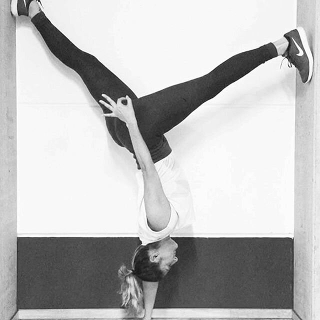 Happy Friday  endlich Wochenende  Was gibt es besseres als das Ende der Woche mit ein bisschen Yoga zu begrüßen Heute von 18151945 mit anastasiayog...