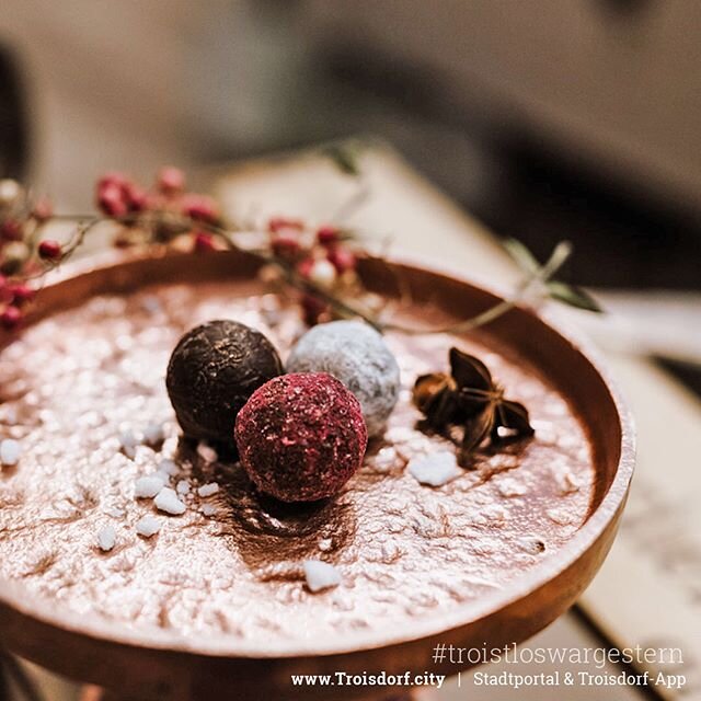 Lust auf Pralinen oder Gebäck katrinstraumtorten findet ihr auch im Backstubenverkauf auf der Kölner Straße 26 immer wenn der Plakatständer draußen...