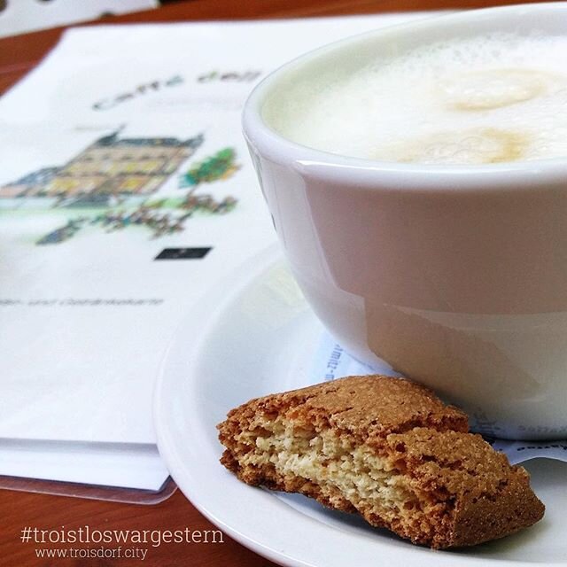 Wärmt von innen  Cantuccini in eigener kreation mit blick auf die Burg Wissem troistloswargestern troisdorfcity troisdorf coffee cantuccini warm be...