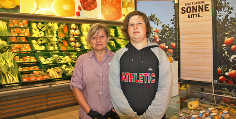 Richtig mit anpacken durfte dieser Schüler im Sieglarer HIT-Markt