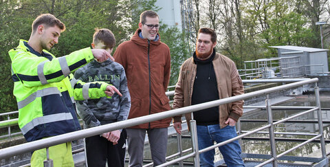 Führung durch das Abwasserwerk Müllekoven:  Auszubildender Alexander Blössl (links) erklärt Schüler Nikolaj Gorbatschow und Wirtschaftsförderer Fabian Wagner die technischen Anlagen.